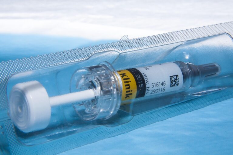 injection, disposable syringe, blister, blister pack, bulk package, sterile, splash, medicine, enoxaparin sodium, clexane ®, inhibition of blood coagulation, low molecular weight heparin