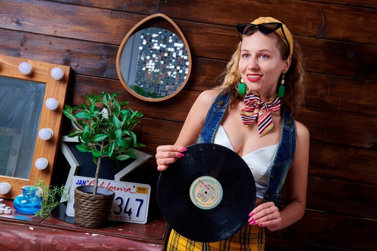retro, vintage, 60s, woman, 1960, fashion, style, 60s fashion, 60s style, model, posing, old things, retro interior, radio, gramophone records, vinyl, portrait
