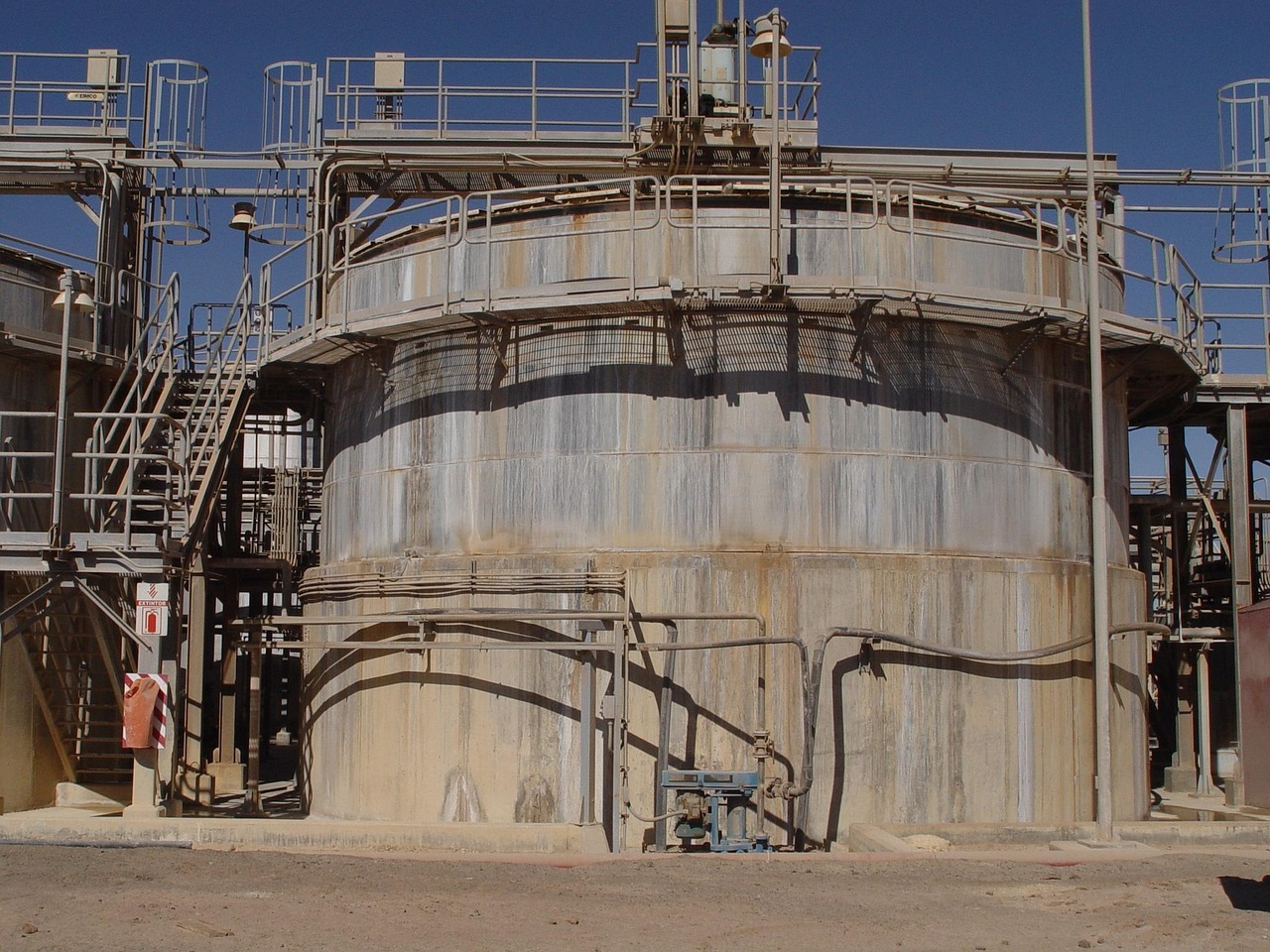 chemical container, industry, chemical plant, plant, factory, nature, pipe, distillery, chimney, manufacturing, brown industry