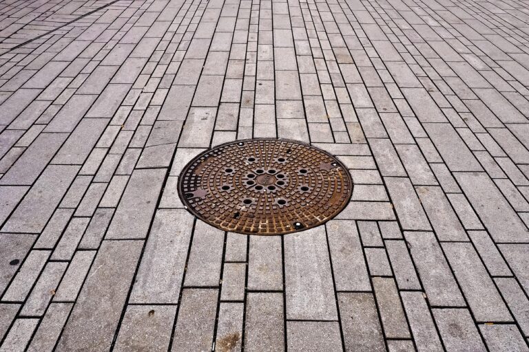 manhole cover, gulli, 4k wallpaper, hd wallpaper, cool backgrounds, gullideckel, laptop wallpaper, floor, wallpaper 4k, lid, sewage system, desktop backgrounds, metal, free background, road, 4k wallpaper 1920x1080, cover, full hd wallpaper, mac wallpaper, beautiful wallpaper, free wallpaper, iron, structure, plate, round, rusty, rust, windows wallpaper, background, wastewater, pavement, wallpaper hd, joints, auburn